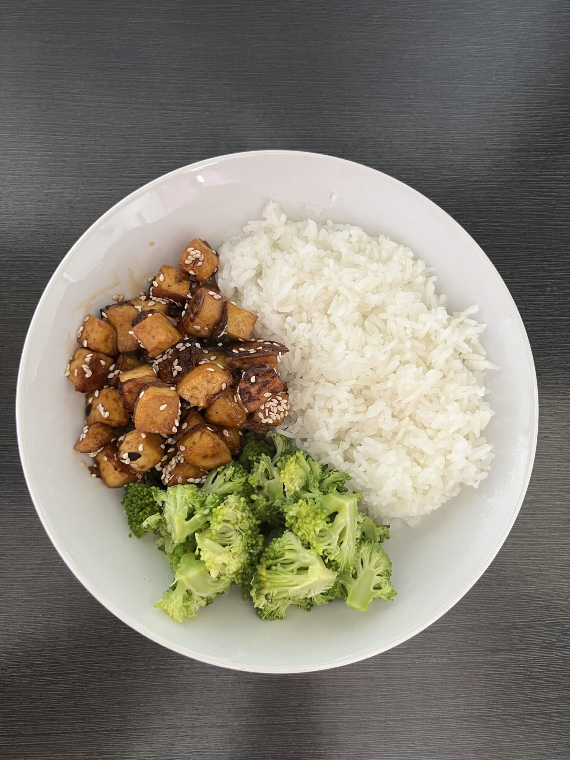 Tofu teriyaki s rýží a brokolicí