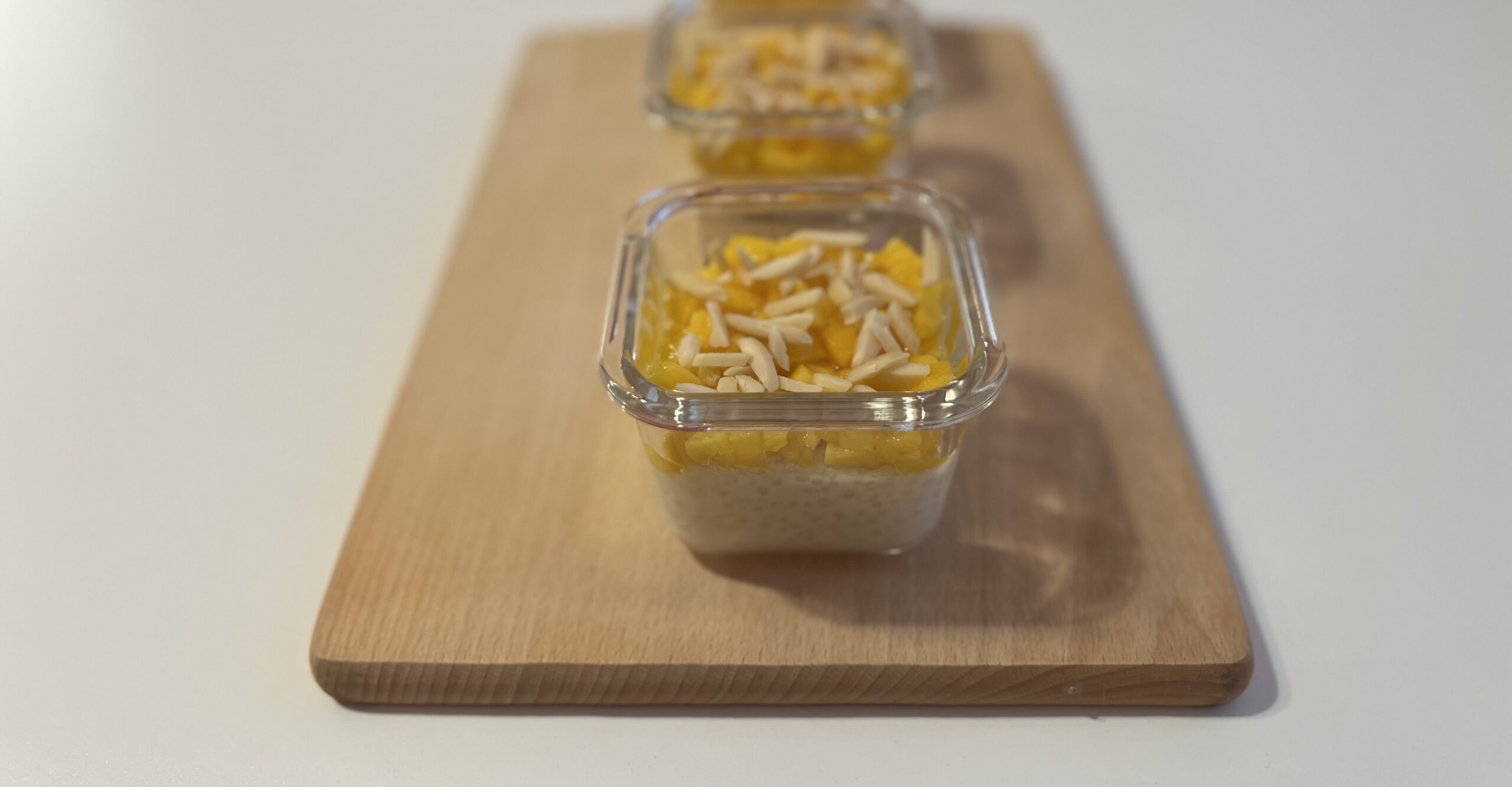 Tapiokový puding s mangem a mandlemi