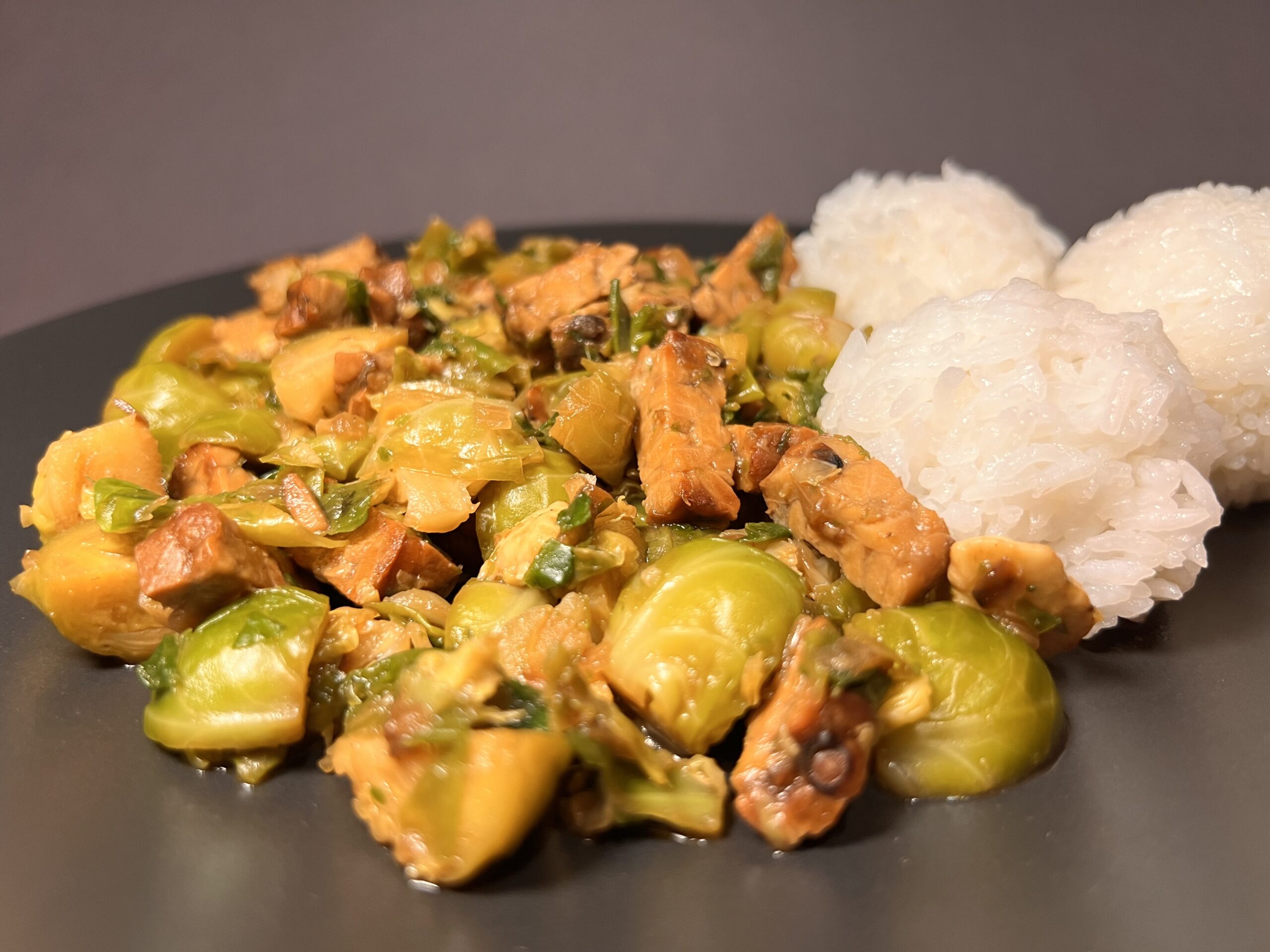 Tempeh s růžičkovou kapustou a rýží
